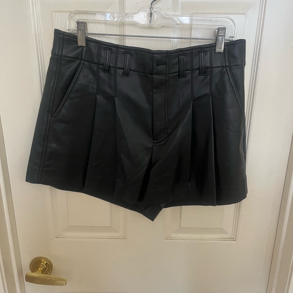 Women's Black faux Leather Pleated Shorts nwt